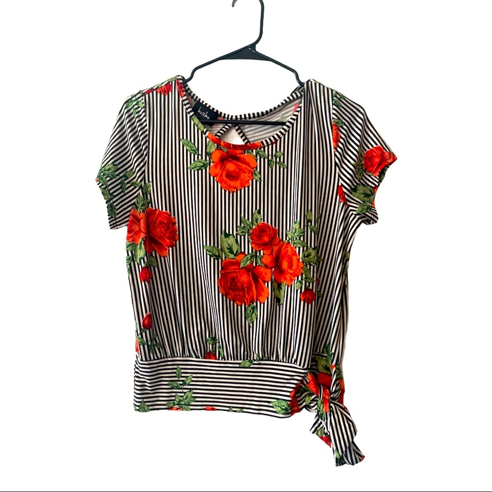 Beautiful striped blouse with roses 🌹
